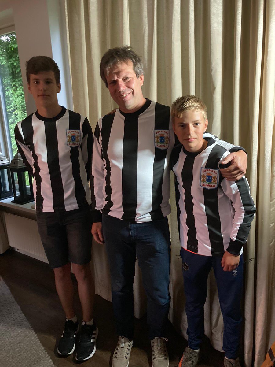 frankvanhetreve's tweet photo. Alle drie blij met het prachtige retroshirt van @HeraclesAlmelo #netalstoen https://t.co/D2dxHuB0aw