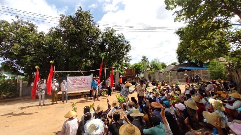 Rural villagers in Latpadaungtaung area, Salingyi township, Sagaing region went on a protest this afternoon, showing solidarity against terrorist regime. #WhatsHappeningInMyanmar #July2Coup #MilkTeaAlliance