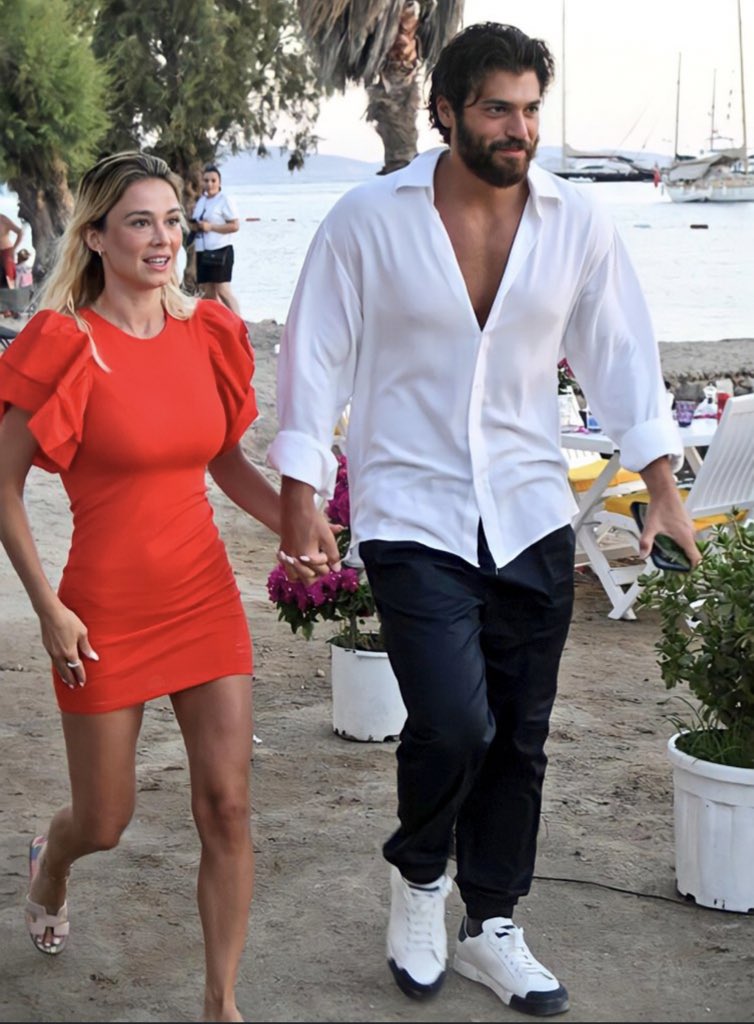 📌🇹🇷 #CanYaman ve #DilettaLeotta evliliğe hazırlanıyor! Can Yaman sevgilisi Diletta ile birlikte Türkiye'ye gelmişti. Ünlü oyuncu,sevgilisine İstanbul'u gezdirdikten sonra Ege koylarına yelken açmıştı. Gümüşlükde akşam yemeğin de ünlü çifte Yaman'ın annesi ve babası da eşlik etti