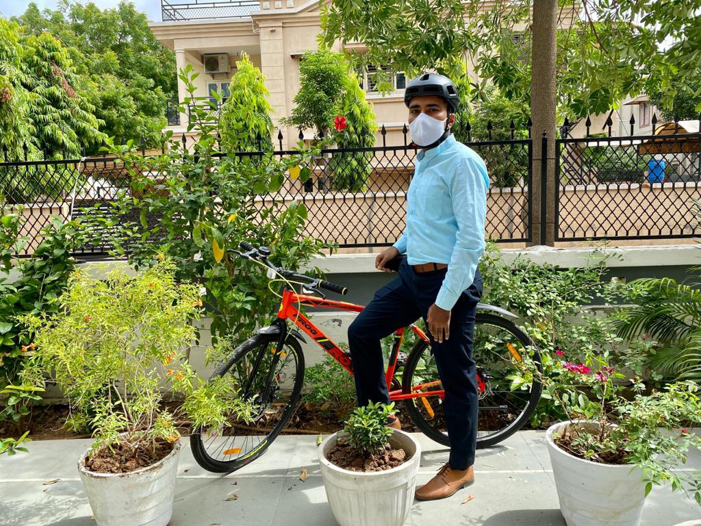 DrDilipSodha's tweet photo. #CarFreeDay once a week
એક દિવસ 🚴‍♂️ માટે

Commute by a train, bus, bicycle, carpool or walking. Work from home also counts.

Air Quality Index of @CityKarnavati is 70 today. 

#Cycles4Change #Cycles2Work https://t.co/5FqhnkM60f