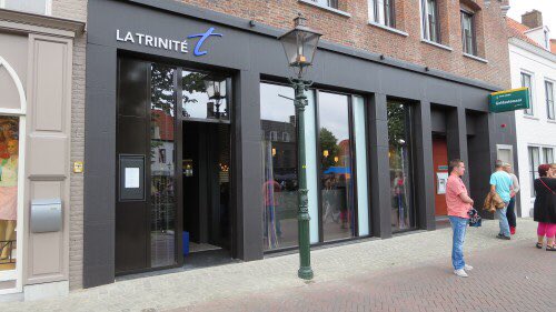 covhanegem's tweet photo. @PetradeBoevere Eerst een bank, toen een restaurant (met wijnkluis), nu een topslijterij, mooi rijtje https://t.co/lSOov3j9Wu