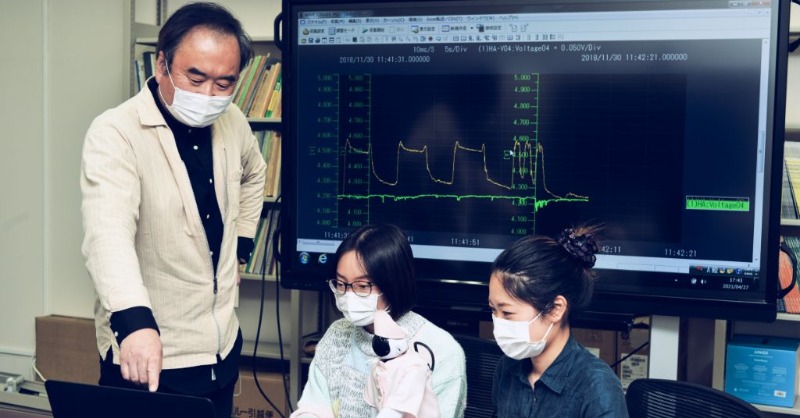 TDK_Japan's tweet photo. \#TECHMAG 研究室レポート/
新しい形の #工学研究 を生み出す才脇先生の研究室をご紹介‼️
全国の女子大初の #工学部 が設置されることとなる #奈良女子大学。どのような新しい研究が生まれるのか要注目です🧐
#TDK #テクマグ #尖った大胆さ #SDGs