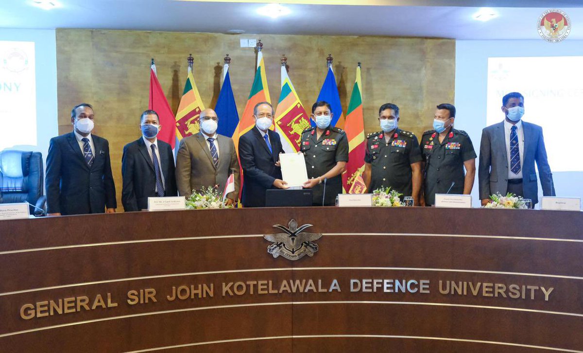 Team_JJ_Maldive's tweet photo. Ambassador Ri Colombo Witness Sign of the University of Indonesia Defence and General Sir John Kotelalala Defence University of Sri Lanka.
News complete: https://t.co/WSPIRnSJI7
#It's Diplomacy #Rintis Progress #indonesinway #KBRIColombo @Kemlu_RI @JaufarEasaAdam @KBRIColombo https://t.co/JnBin4a69t