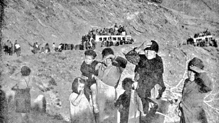 ManelMarquezB's tweet photo. Así masacró el franquismo en #Andalucía: diez hitos históricos que nadie puede negar.
- 45.566 asesinados que acabaron tirados en 708 fosas comunes
- 50.000 exiliados
- 100.000 esclavos
- 60.000 víctimas del robo y saqueo franquista (LRP)
#MemoriaHistorica
https://t.co/YH7SUSYsiC https://t.co/oHJwBWHGyr