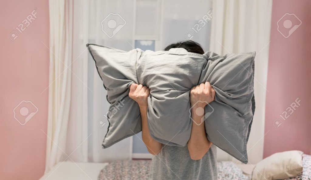 Ребенок описался во сне. Девушка спит лицом в подушку. Ночью мокрая подушка. Бить подушку. Голова на подушке.