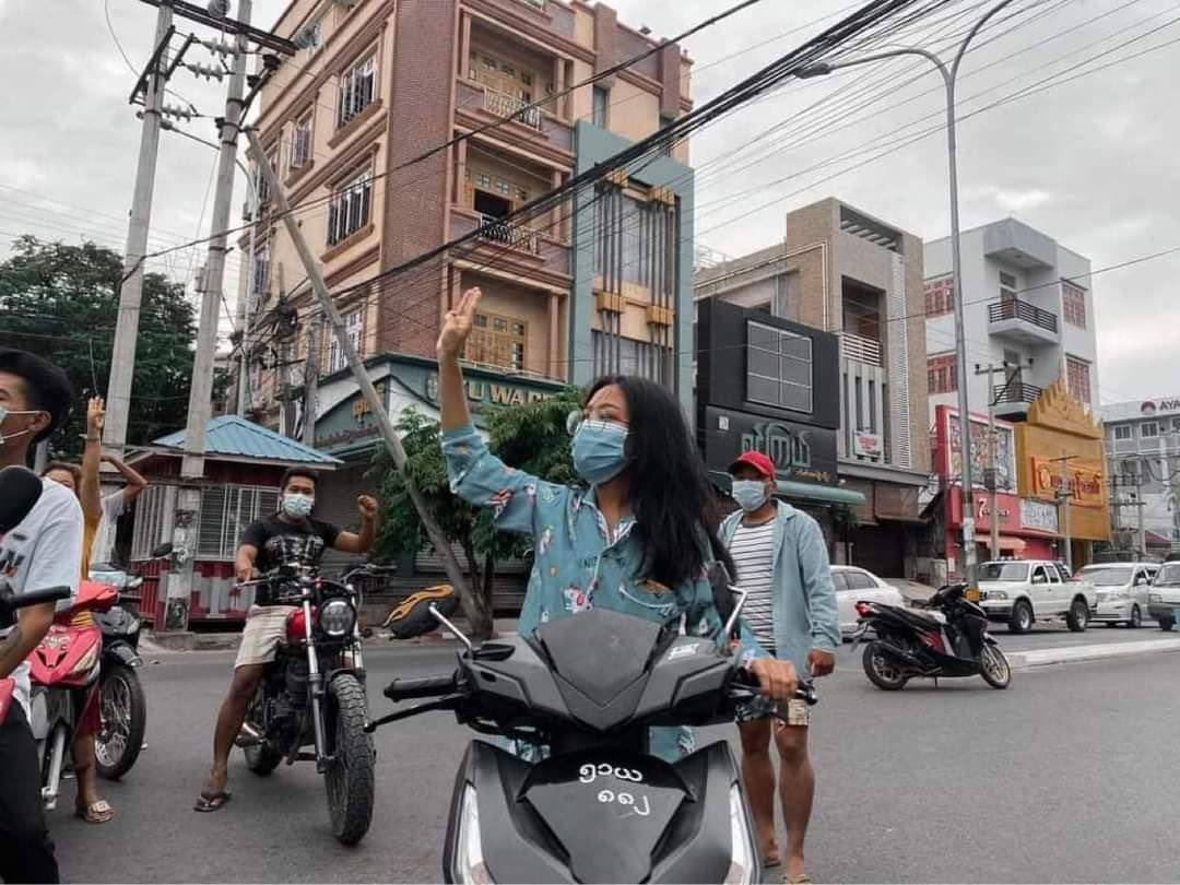 William98978's tweet photo. The #Mandalar University Students chanted slogans as they marched through the streets in protest of the Military Regime. #July2Coup #WhatsHappeningInMyanmar https://t.co/np3MaeaZPN
