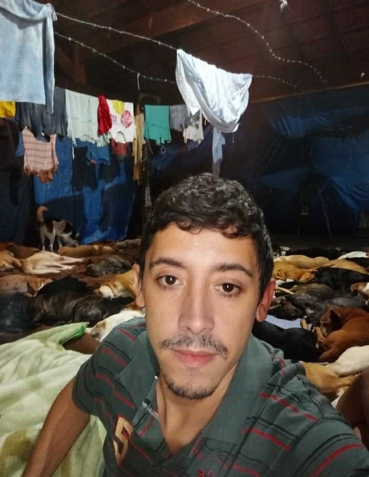 leticiaganka's tweet photo. ESTE HOMEM É UM ANJO
ELE MORA COM 300 CACHORROS DE RUA, VIVE POR ELES E PRA ELES, CURTE DA RT E CONTRIBUA VAMOS AJUDAR POR FAVOR
#sikeirahomofobico
#sikeirahomofobico
#TeamLaysa
#SpaceAcessoJuliette
#NoLimite
#tindercarthur
#GenesisQuarta
#PROTECTBLACKENGENES
#DRPowerCou https://t.co/WvbrojzoKz