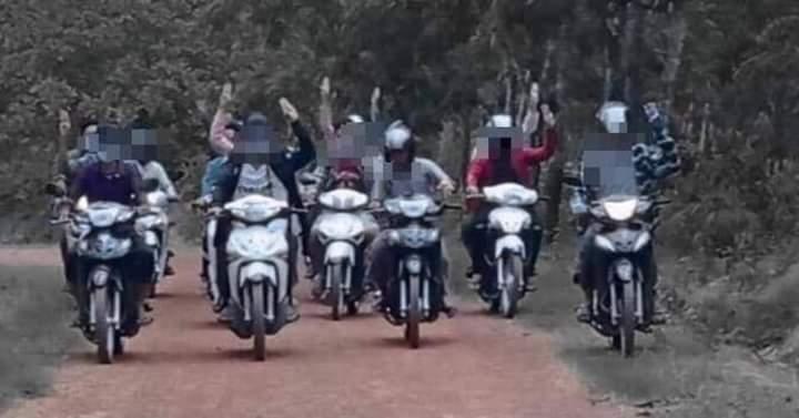 YeeMonHlaing8's tweet photo. Guerrilla motorcycle strike to overthrow military dictatorship in Mawlamyine.
#WhatsHappeningInMyanmar
#July2Coup https://t.co/I3W3H6YVfA