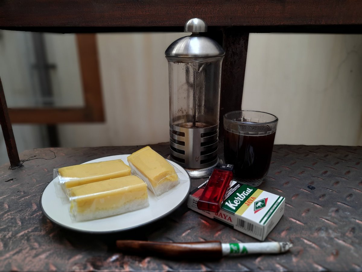 Pulang sholat jumat mampir warung tergoda mencoba #rokokkretek Kerbau jaya ....

#JumatBerkah #bolehmerokok #terimakasihkretek #terimakasihtembakau