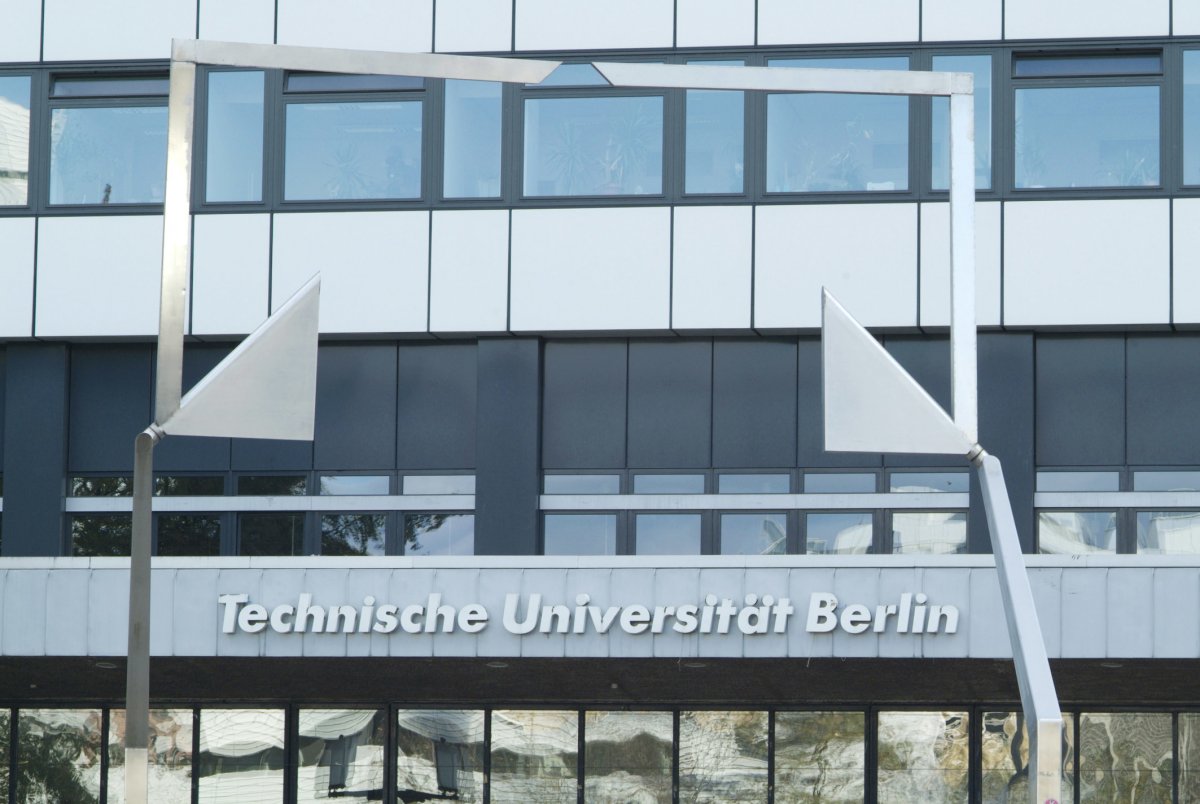 ThomasSpruth's tweet photo. Stress an der Hochschule - und nein, Prüfungen haben damit nichts zu tun. Es soll noch einige Monate dauern bis die zentralen IT-Dienste wieder laufen. #CyberSecurity #TelekomSecurity https://t.co/PSYkyoVBUO https://t.co/IAgrmBzirW