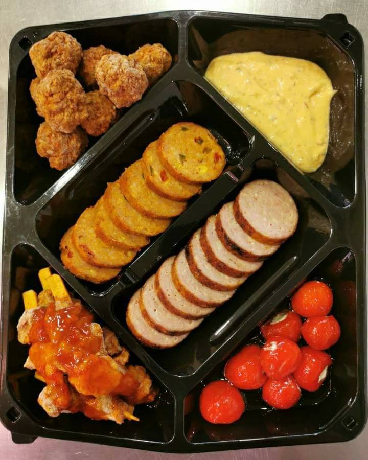 Helaas doet Nederland niet meer mee aan het EK, toch lekker snacken tijdens de wedstrijden van vanavond? Haal dan de borrelbox in huis! 🤩👌

#Leeuwarden #Schrans #EK #EK2021 #borrelbox #grillpecialiteit #Deslagerdieallesheeft