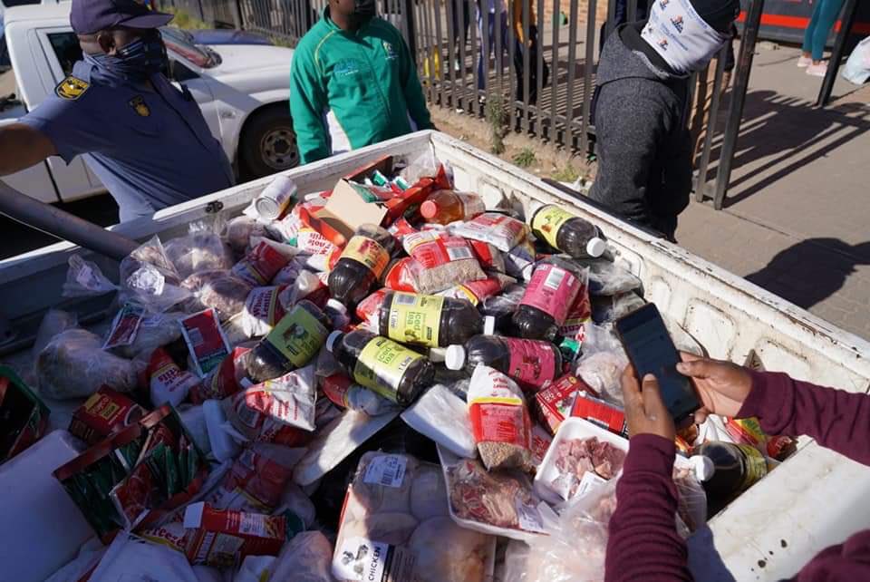 MotsekiMabuya1's tweet photo. MEC Faith Mazibuko also discovered expired food products at Sharpeville @Shoprite_SA , Sedibeng region. #GautengCOVID19 #bekelebeke #VaalTwitter #FlattenTheCurve https://t.co/wmt5kgw3MM