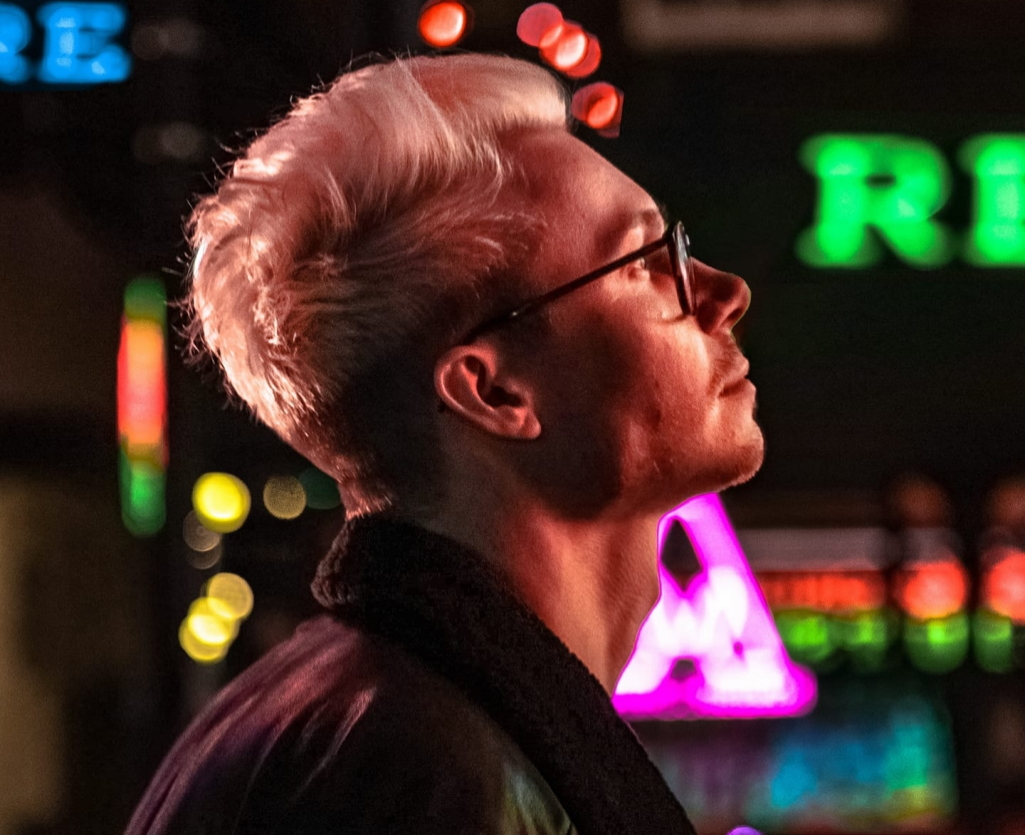 .<a href="/CalumFoad/">Calum Foad</a> is far from being one of those 80s revival nostalgia projects. Take a look at the neon-lit music video for "High". You should start picking-up on him.

eqmusicblog.com/watch-high-by-…