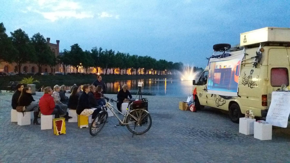 Heute ab 21 Uhr ist ein besonderer Filmabend unter dem Sternenhimmel der Stadt Schwerin auf dem Markt vor dem Rathaus geplant. Unser Kurzfilm „Aufstand der Buchstaben“ feiert Open-Air-Kinopremiere!

Achtung: Bei Regen findet die Veranstaltung nicht statt!
schwerin-lokal.de/schwerin-heute…
