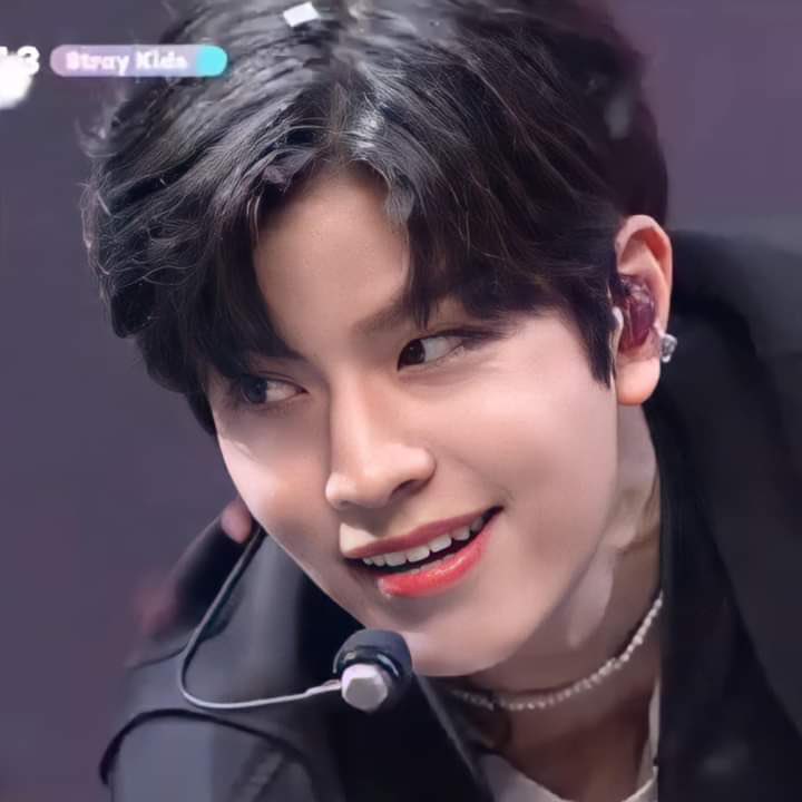 1025LIN0's tweet photo. remember when kim seungmin did this https://t.co/34YxlxgPEx