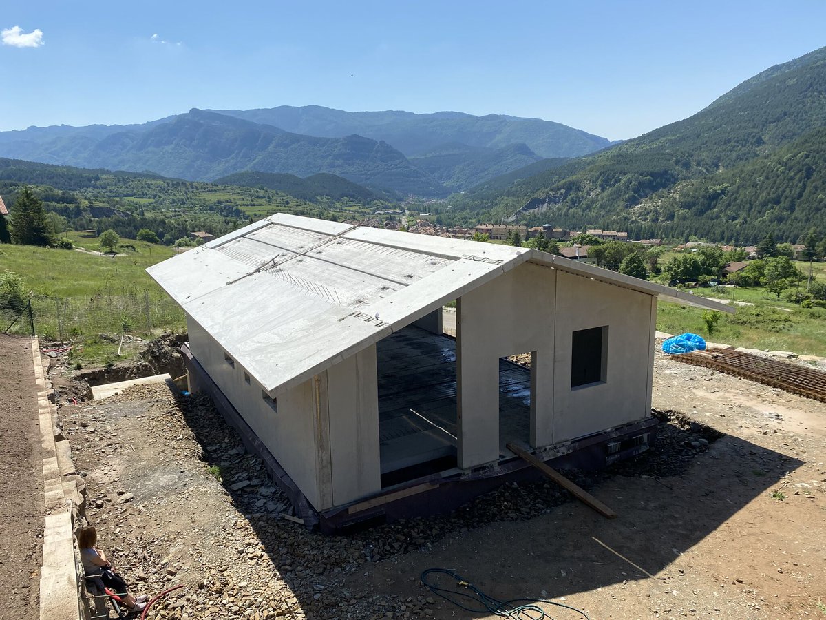 andece_general's tweet image. Vivienda con cubierta inclinada y grandes losas perimetrales, protegido del clima de alta montaña, con paneles que incorporan aislamiento y grandes aberturas para disfrutar de estas vistas. Fuente #ROANSA roansahabitat.cat #prefabricados #hormigon #industrializacion