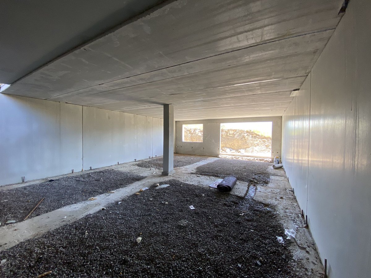 andece_general's tweet image. Vivienda con cubierta inclinada y grandes losas perimetrales, protegido del clima de alta montaña, con paneles que incorporan aislamiento y grandes aberturas para disfrutar de estas vistas. Fuente #ROANSA roansahabitat.cat #prefabricados #hormigon #industrializacion