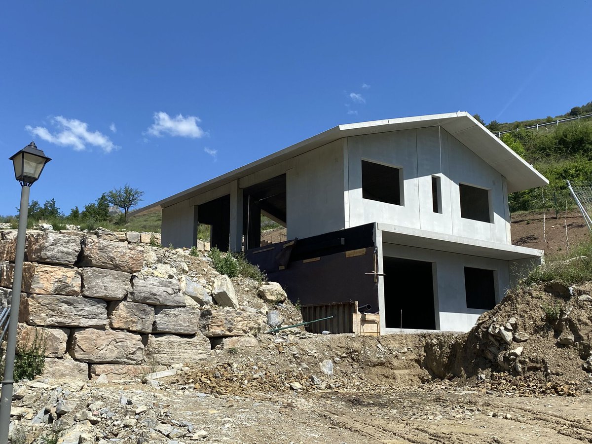 andece_general's tweet image. Vivienda con cubierta inclinada y grandes losas perimetrales, protegido del clima de alta montaña, con paneles que incorporan aislamiento y grandes aberturas para disfrutar de estas vistas. Fuente #ROANSA roansahabitat.cat #prefabricados #hormigon #industrializacion