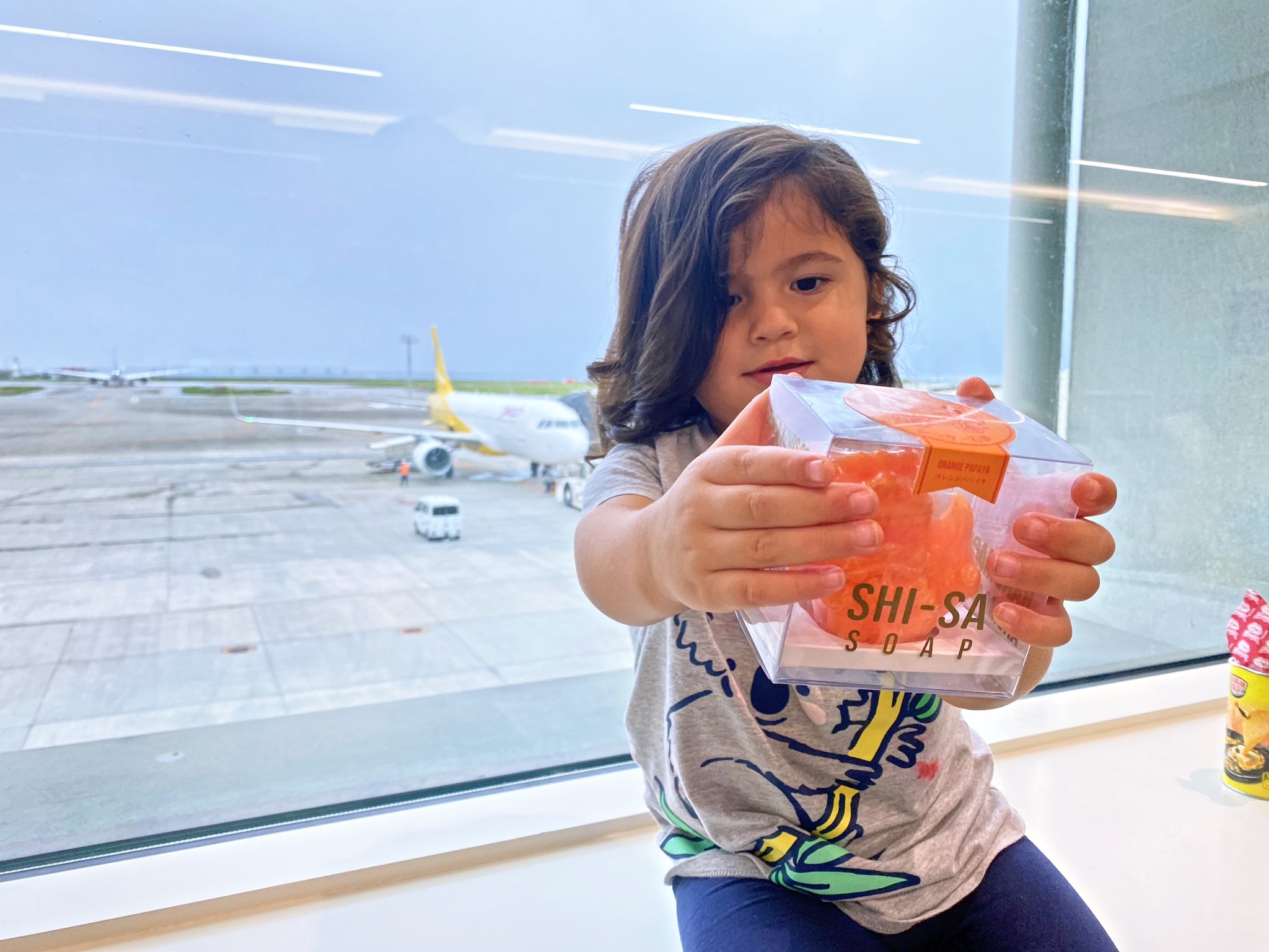 توییتر シーサー石鹸 公式 در توییتر ハイサーイ 空港でとっても可愛い キッズ が シーサー石鹸を持って遊んでたさ 気に入ってくれて嬉しいさ ありがとうね アメリカ人 空港 那覇 飛行機 那覇空港 沖縄 子供 可愛い キッズ 癒し