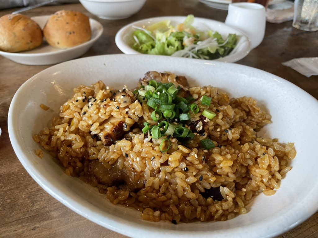 yager's tweet image. 今日は会議を兼ねて #VertFonce #ヴェールフォンセ にてランチ。リニューアルしてからは初めて来ましたが、パスタじゃなくて #焼きブタ炒めし というのが気になって食べてみました。中華のチャーハンとは違って適度に水分がありちょっとチマキっぽい味？分厚いバラ肉も入ってて旨しでした。
#23club