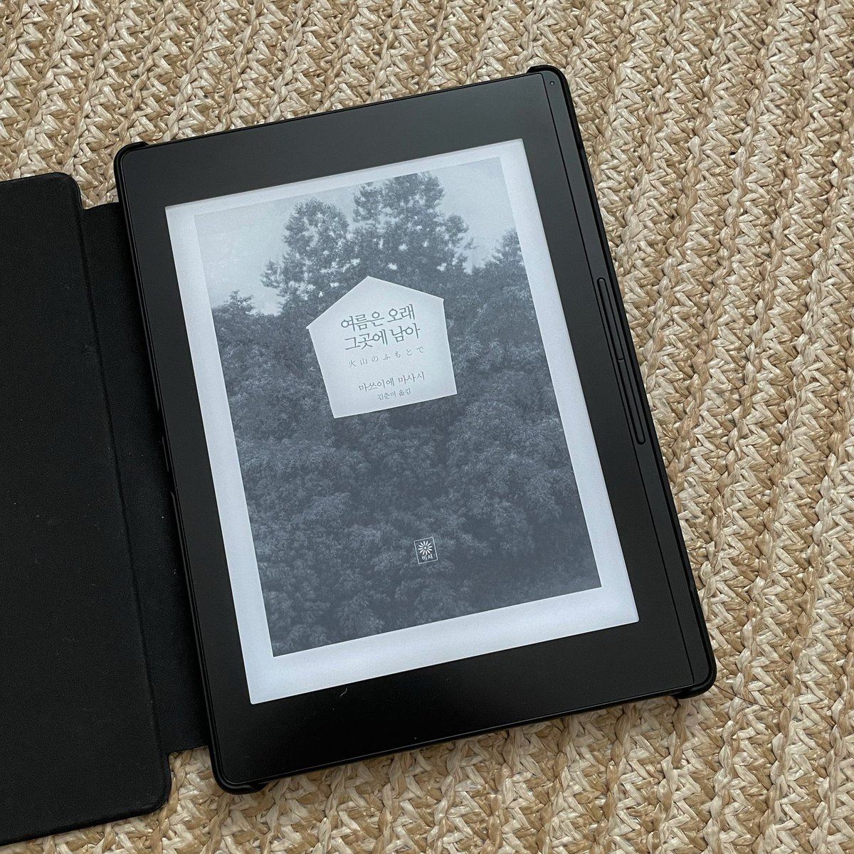 howtobeordinary's tweet image. 이번 주말 읽을 책은 삼경씨가 추천해준 마쓰이에 마사시 &amp;lt;여름은 오래 그곳에 남아&amp;gt; 아직 앞에 조금 읽었는데 어쩐지 영화 콜럼버스가 생각난다.