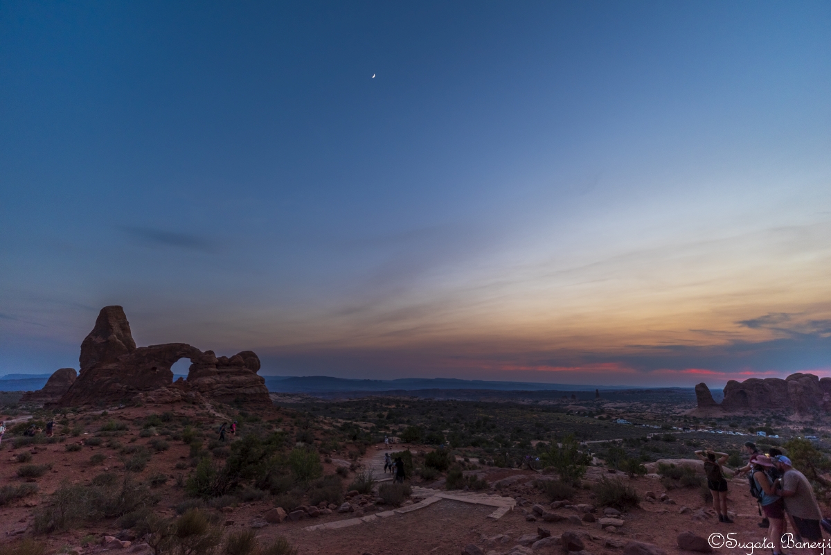 joy_for_ever's tweet photo. Night falls on #TurretArch at @ArchesNPS, #Utah. Both photos shot about half hour apart. Shot using a @PENTAXIAN #PentaxK1 and the @IrixUSA 15mm Firefly lens. #ArchesNationalPark #photography #Roadtrip https://t.co/Brah6IYJ3G