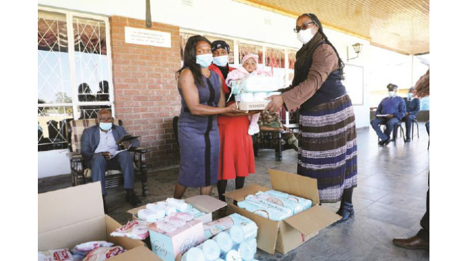 Families of victims of the Airforce of Zimbabwe helicopter crash that happened in Goromonzi early this year, yesterday received donations worth thousands of dollars as part of efforts to render support.

Herald | #263Chat https://t.co/hZjlIZKooe