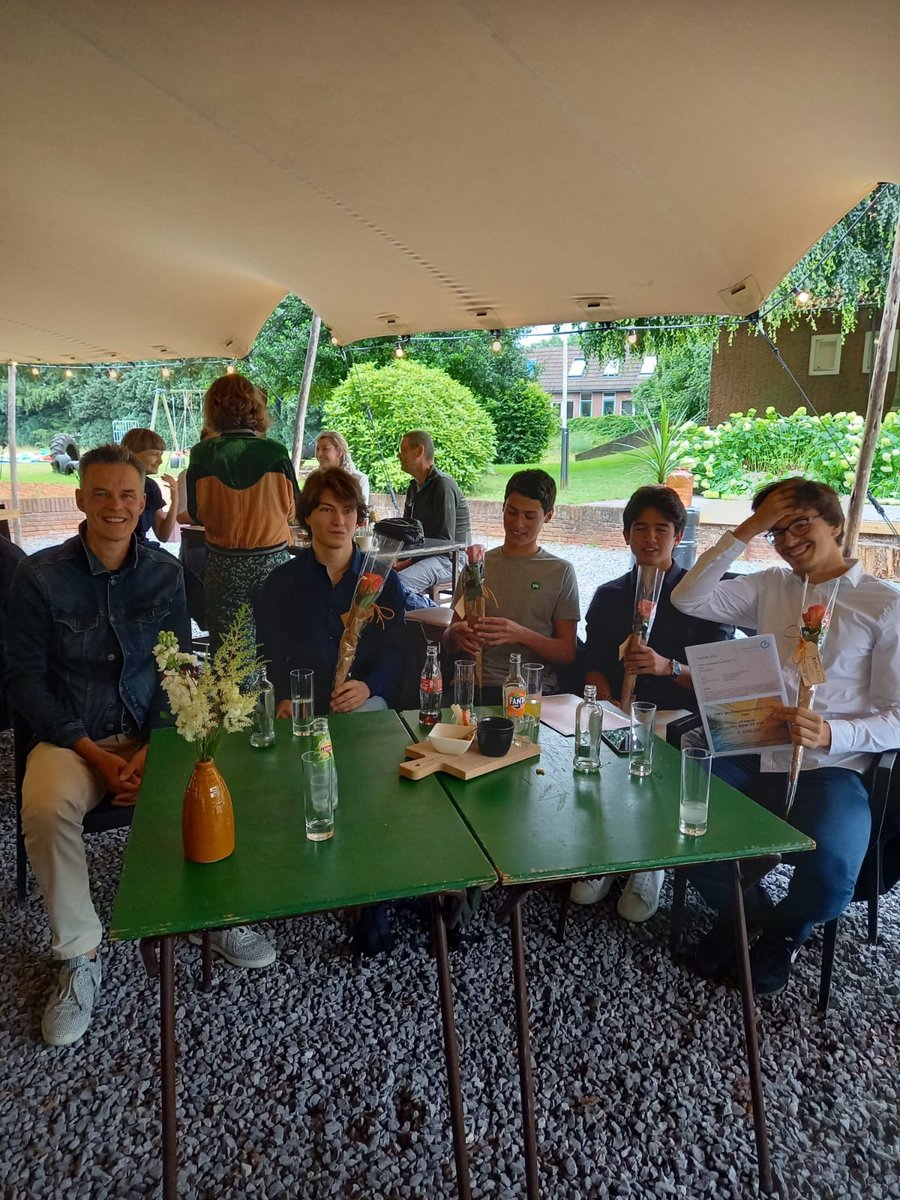 Gisteren zijn de OMO profielwerkstukprijzen 2021 (<a href="/Vereniging_omo/">vereniging OMO</a>) uitgereikt. Twee 2e prijzen, dubbel feest! Gefeliciteerd Stefan Pavlovic, David Chen, Joep Kratsborn, Joshua Rooijakkers en begeleider Jörgen Moonen. 

#trotstrots #nieuwsgierigleren #vanmaerlantlyceum