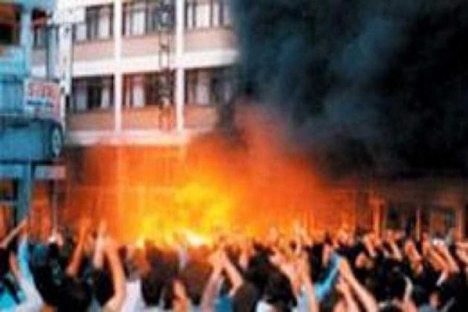 DOSTLARTIYATRO's tweet photo. Unutma. Bugün 2 Temmuz. Ülkemizin karanlık yüzünün en gaddar, ilkel, acımasız, en vahşi eylemlerinden birinin yıldönümü. UnutMADIMAKlımda https://t.co/ezRiOAKDrd