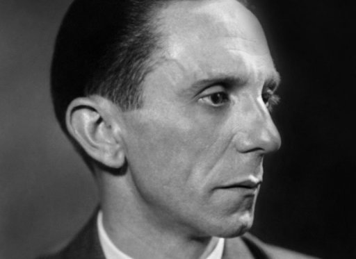 nosferatu76000's tweet photo. A ma gauche (si j'ose dire), Joseph #Goebbel, propagandiste du #Nazisme 🤢
A ma droite (évidemment), Eric #Zemmour, "champion autoproclamé" de la France moisie 🤡
C'est moi, ou il y a comme une ressemblance ?? 🤔
Ha oui je sais laquelle : la HAINE de l'AUTRE !!! https://t.co/yWB6VKUaJ4