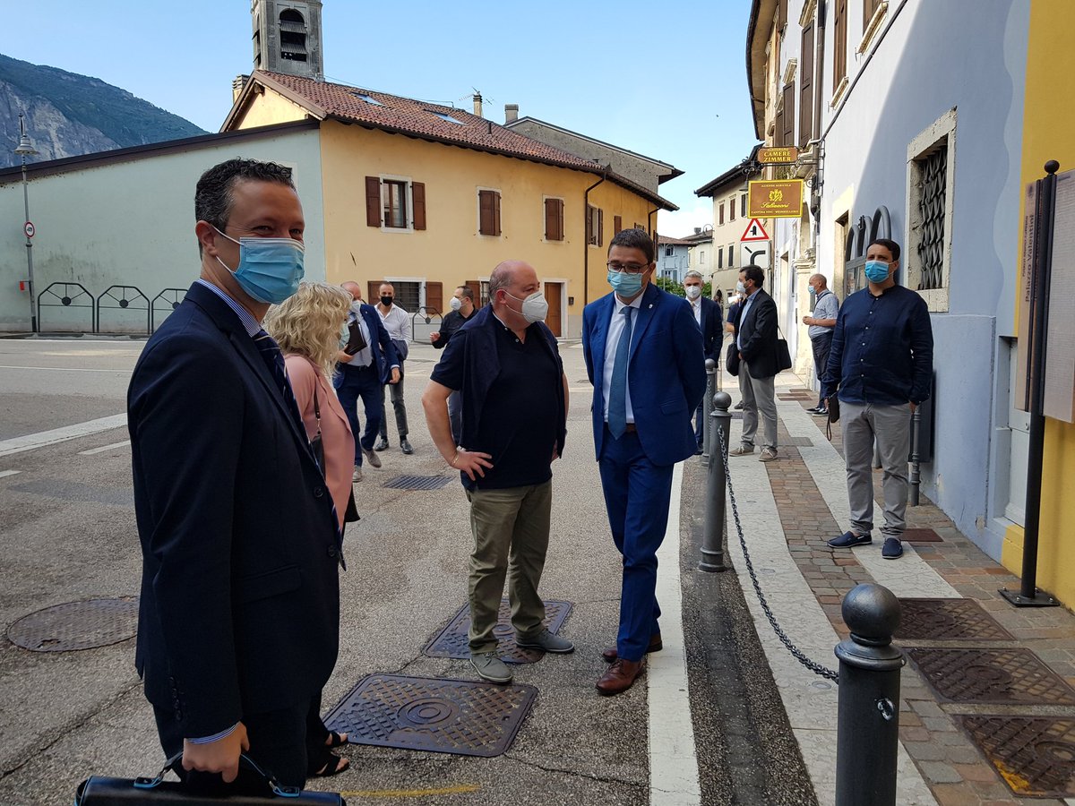 ProvinciaTrento's tweet photo. Seduta 'fuori porta' per la #GiuntaprovincialeTrento Oggi tappa  a #Calliano Nei saluti di benvenuto focus su ferrovia, gestione comuni, scuola e salute @MaurizioFugatti https://t.co/FCC06m5ffD