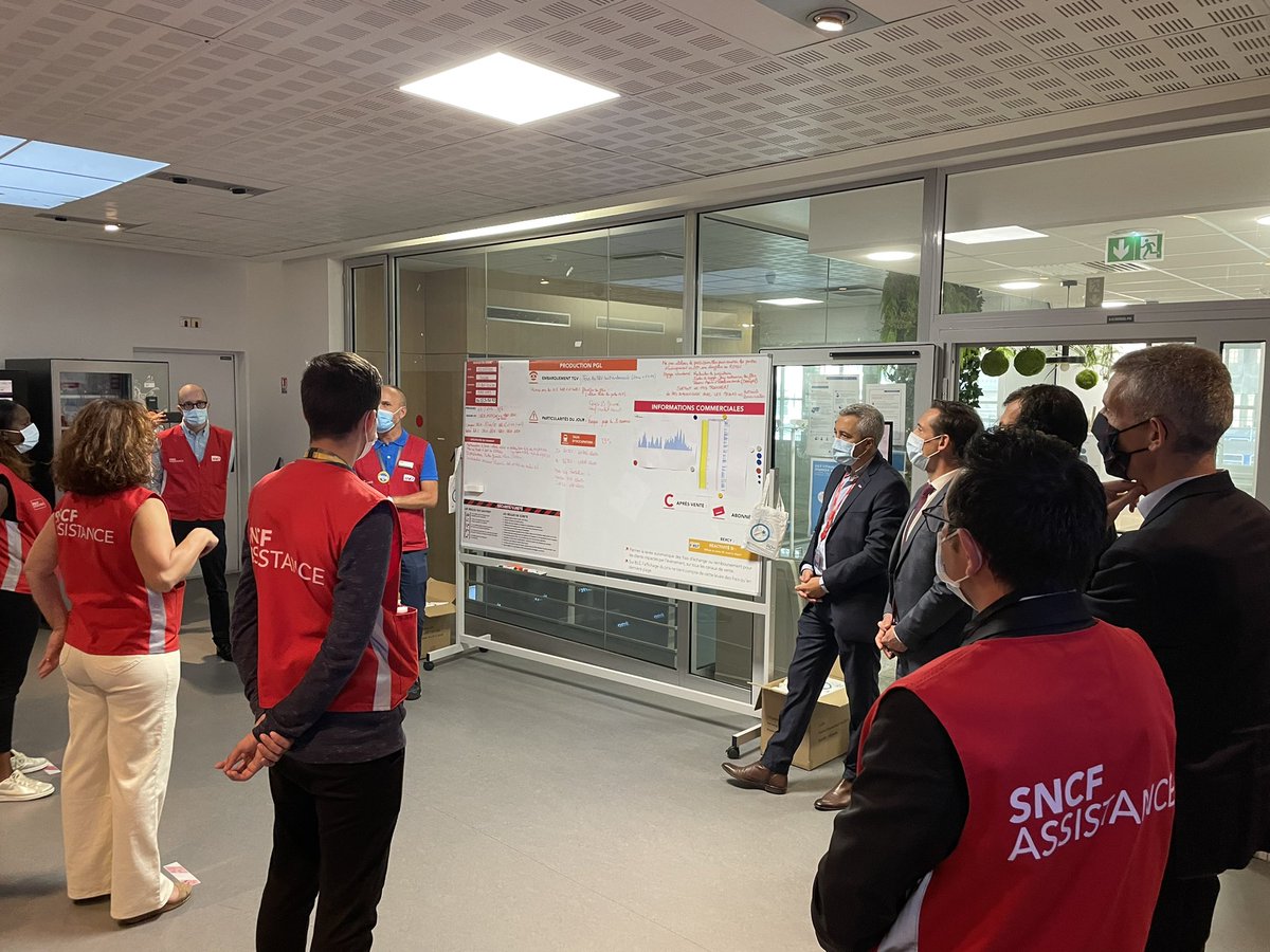 Les grands départs été 2021 commencent aujourd’hui 🙂 
À Gare de Lyon avec <a href="/Djebbari_JB/">Jean-Baptiste Djebbari</a> et <a href="/JPFarandou/">Jean-Pierre Farandou</a>, tout est prêt et les agents #SNCF ravis de retrouver nos voyageurs (1 million ce WE). Les Gilets rouges sont briefés, «la tour de contrôle» prête.
<a href="/TGVINOUI/">TGV INOUI</a> <a href="/OUIGO/">OUIGO</a> <a href="/Intercites/">Intercités</a>