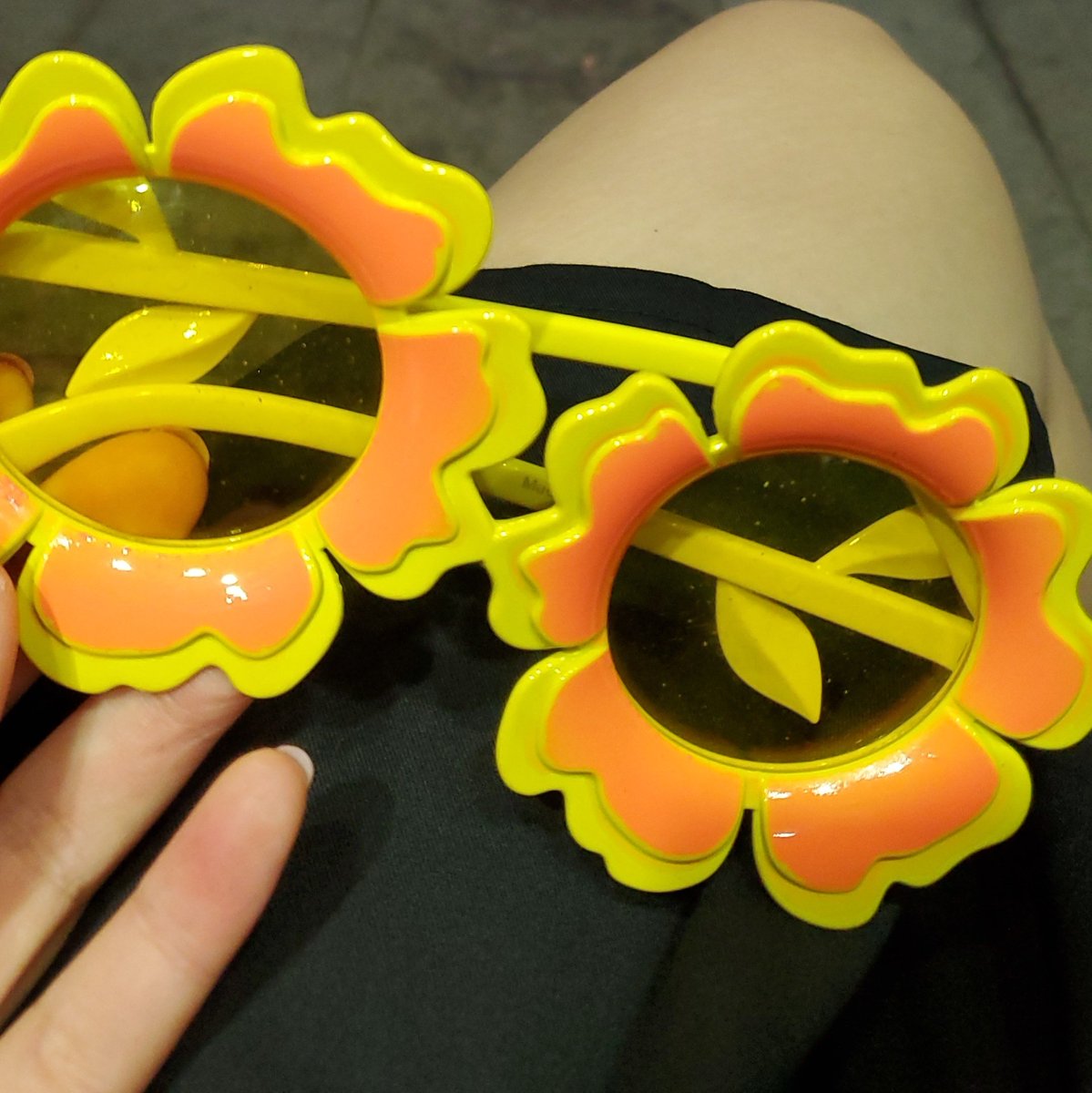 funfunfa's tweet image. 学校に来たけど資料全部わすれてサングラスしか鞄に入ってなかった
カス？