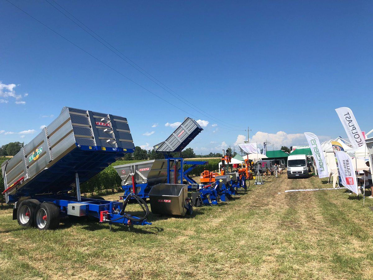 exporive's tweet photo. RIVE @Enovitis
C’è anche un nostro stand a Enovitis in Campo, oggi e domani a Mombaruzzo (AT)
Venite a trovarci, saremo lieti di presentarvi la nostra manifestazione che porterà tutta la filiera del vino in mostra a @PordenoneFiere il 10-12 novembre '21. 
Vi aspettiamo! 🍾🥂 https://t.co/31lfM7aUyd