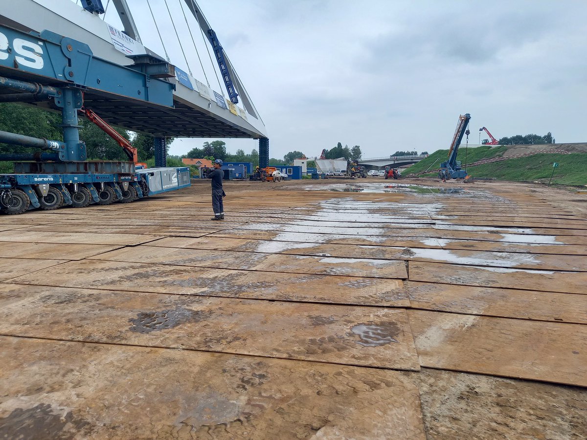 stalenrijplaat's tweet photo. Afgelopen weekend werd deze boogbrug van 123m lengte op haar plaats gelegd met behulp van onze stalen rijplaten als ondergrond.
#rijplaten #stalenrijplaten #kunststofrijplaten #draglineschotten #rijplatenverhuur #plaquesderoulage #roadplates #cranemats #stalenrijplatenbe https://t.co/nPkPWxxeYF
