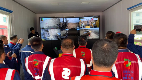 im_mining's tweet photo. On June 30, a management delegation from energy group #SPIC #InnerMongolia went to its #Huolinhe open-pit #coal mine to review the #remotecontrol #electric #ropeshovel project deployed by shovel OEM #TaiyuanHeavy Industry (#TYHI) &amp; tech company #BuilderX https://t.co/SnJqE1hc0i https://t.co/MqFw2DYPnE