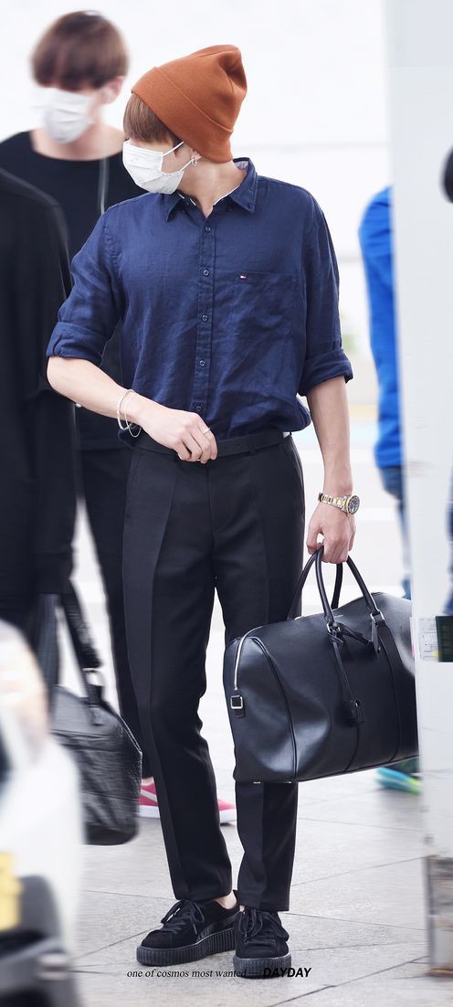 Шуга бтс в аэропорту. Аэропортный наряд. Аэропортный наряд. Чон чонгук аэропортный стиль. Шуга аэропортный стиль.