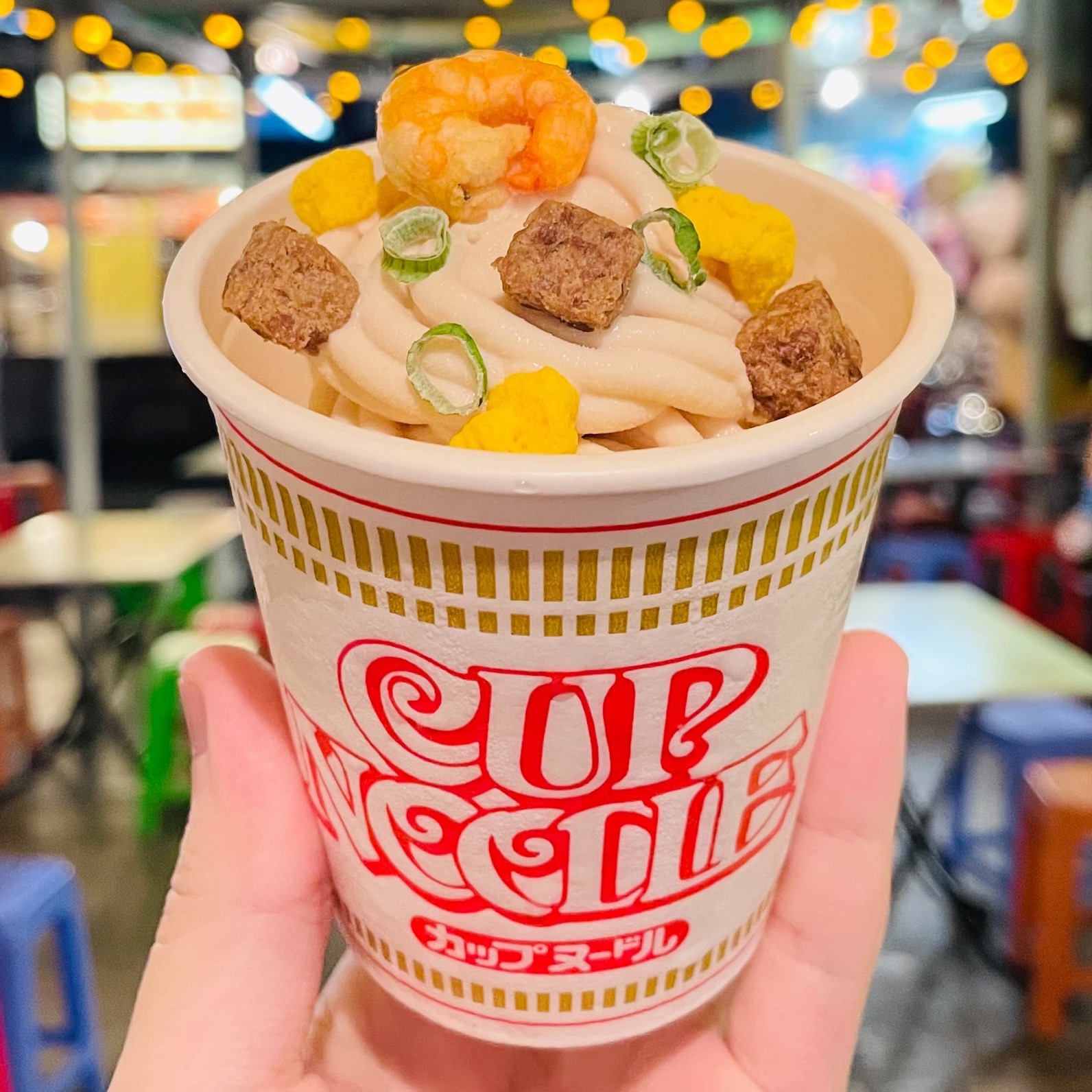 カップヌードル カップヌードル味のソフトクリーム 口に入れた瞬間 脳がバグると大好評の カップヌードル ソフトクリーム は カップヌードルミュージアム横浜限定で販売中 税込400円 ソフトクリームの日 カレー味もあります T Co