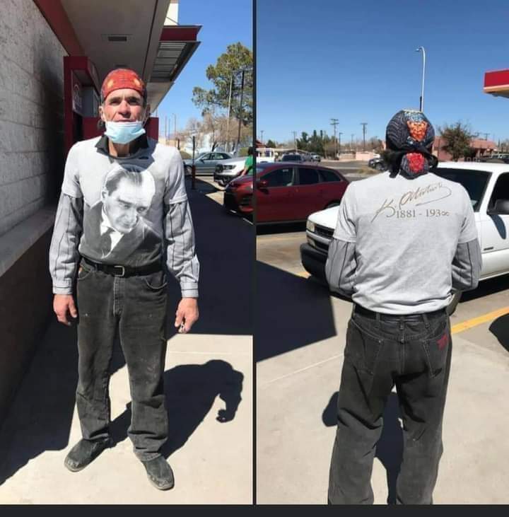 Amerika’da benzin istasyonunda durdum. 

Sonra arabama dönerken, bir kamyonet yanımda durdu... 

Bir vatandas arabadan çıktı ve gerçekten inanamadım... 

Sordum, neden böyle bir 
t-shirt giyiyorsun?