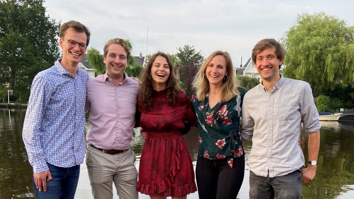 Vrije Universiteit Amsterdam (inactief) (@vuamsterdam) on Twitter photo De afgelopen maanden hebben vijf VU-studenten Business Analytics de <a href="/GGDGHORNL/">GGD GHOR Nederland</a> succesvol geholpen bij het verbeteren van de vaccinatieplanning. Hun wiskundig model is ingezet voor het verdelen van de vaccins, met snellere #vaccinatie als resultaat. bit.ly/2UadrTP <a href="/VU_SBE/">VU School of Business and Economics (inactief)</a> De afgelopen maanden hebben vijf VU-studenten Business Analytics de <a href="/GGDGHORNL/">GGD GHOR Nederland</a> succesvol geholpen bij het verbeteren van de vaccinatieplanning. Hun wiskundig model is ingezet voor het verdelen van de vaccins, met snellere #vaccinatie als resultaat. bit.ly/2UadrTP <a href="/VU_SBE/">VU School of Business and Economics (inactief)</a>