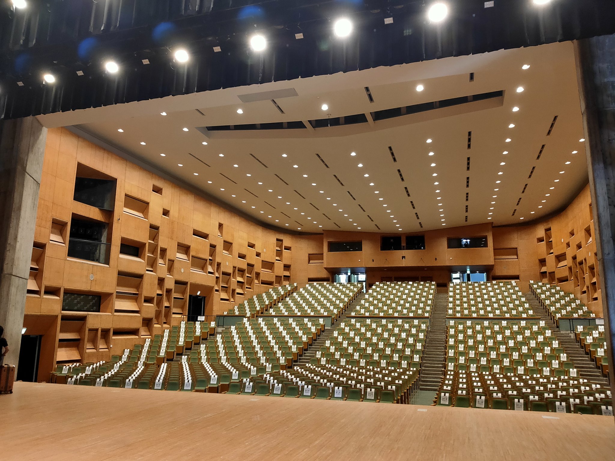 今井勝法 本日 学校の芸術鑑賞会に出演させていただきました 青森県立弘前工業高等学校の皆さま ありがとうございましたーｯ 地雷探知犬ニーナ 劇団マグネットワールド T Co Qoi14ulxsj Twitter