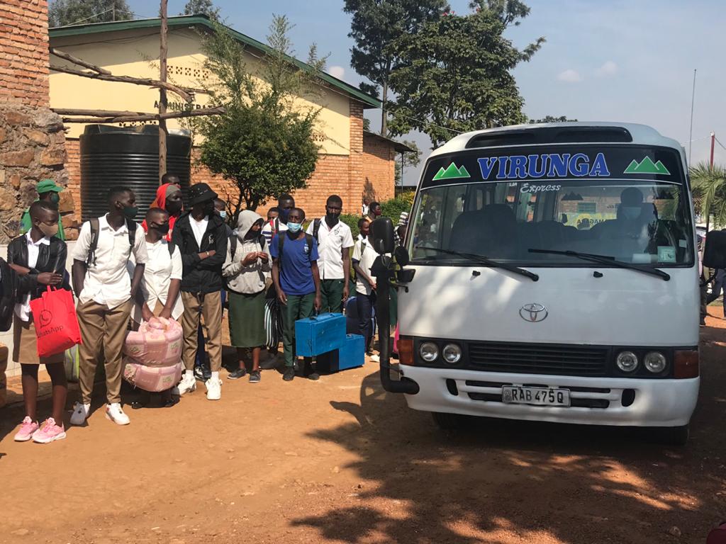 Muri iki gitondo ku kigo cy'amashuli #APAPEB muri <a href="/GicumbiDistrict/">Gicumbi District</a> ku bufatanye na <a href="/Rwanda_Edu/">Ministry of Education | Rwanda</a>, <a href="/Rwandapolice/">Rwanda National Police</a> na <a href="/RURA_RWANDA/">Rwanda Utilities Regulatory Authority - RURA</a> na companies zitwara abagenzi turiho dufasha abanyeshuli tugera mu miryango yabo, ubutumwa kwirinda COVID-19 na #gerayo amahoro