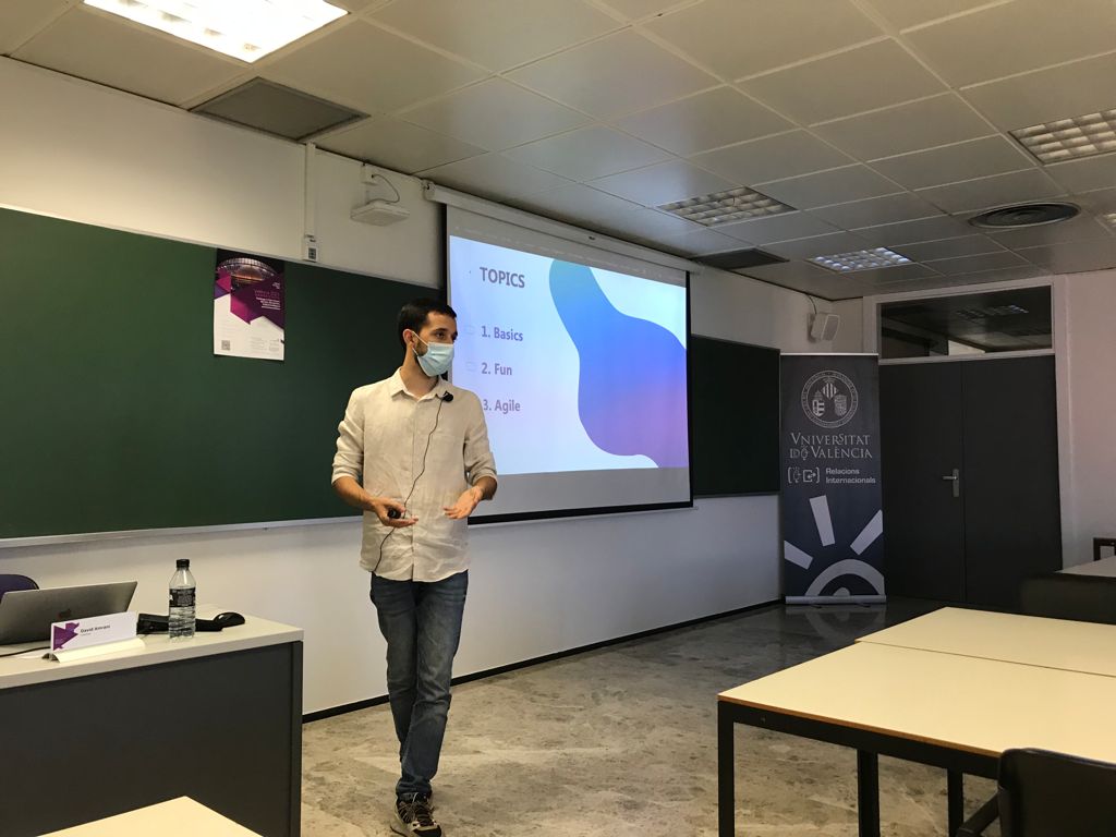 DataUv's tweet photo. ✨💥🙌 Starting with energy the last day @DataUv‼️

BigData &amp; Cybersec by @xavierval &amp; @davidmoremad @Telefonica 

🤔How much data can be stored in a Zettabyte?
✅ A film lasting 6⃣ million years‼️ https://t.co/eP3P6B6COv