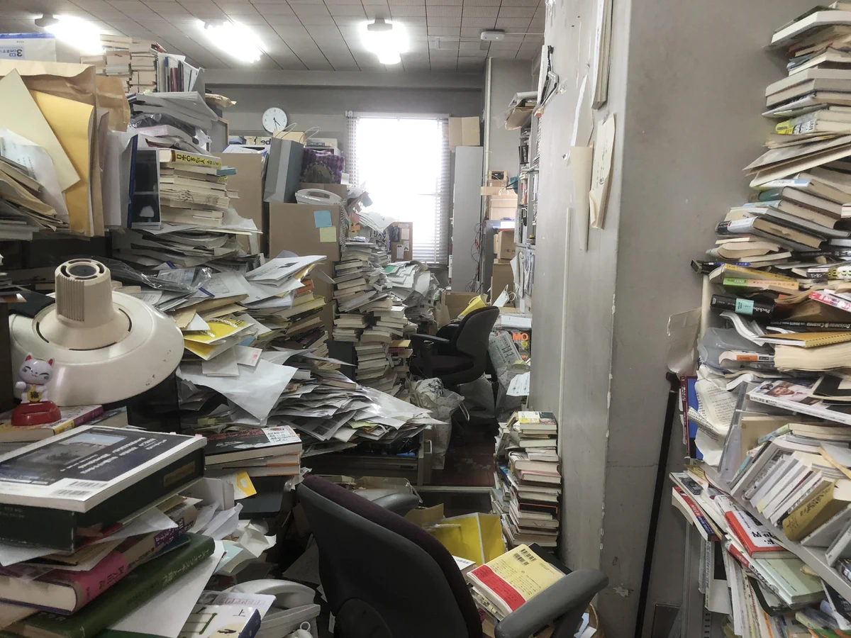 秋までに別の部屋に引っ越し予定だけど？現在の新潮社出版部の様子がこれwww