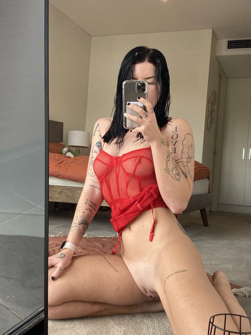 Watch Beth Spiby's leaked NSFW photo on TwXstars