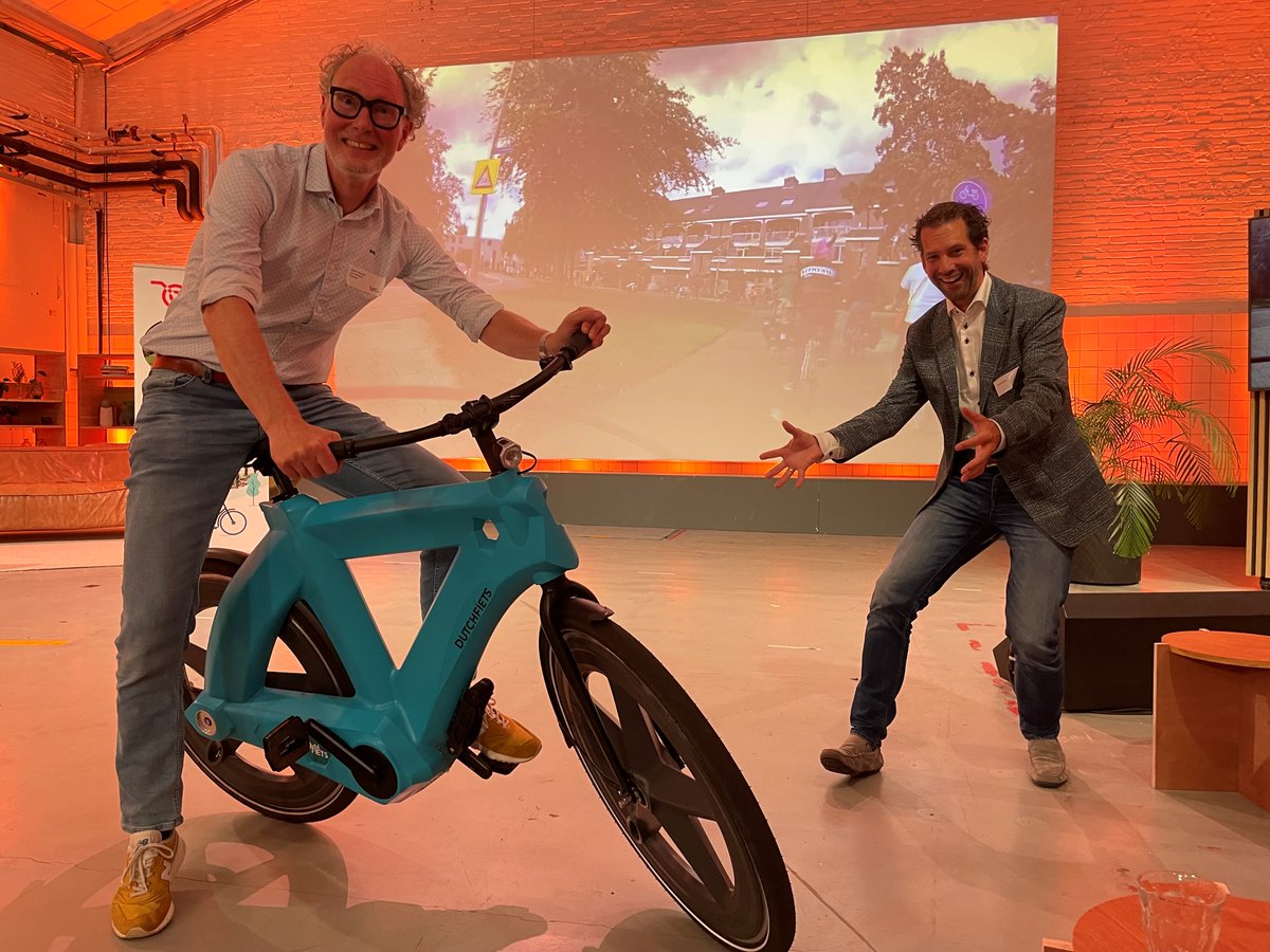 Vandaag bezocht gedeputeerde @Schaddelee <a href="/Gem_Amersfoort/">Gemeente Amersfoort</a>  op uitnodiging van de <a href="/UtrechtBikeComm/">UtrechtBikeCommunity</a>. Schaddelee sprak over het 'Nationaal Toekomstbeeld Fiets' en overhandigde prijzen voor de meest inspirerende ideeën die hiervoor zijn ingediend.  bit.ly/3hwsgrV