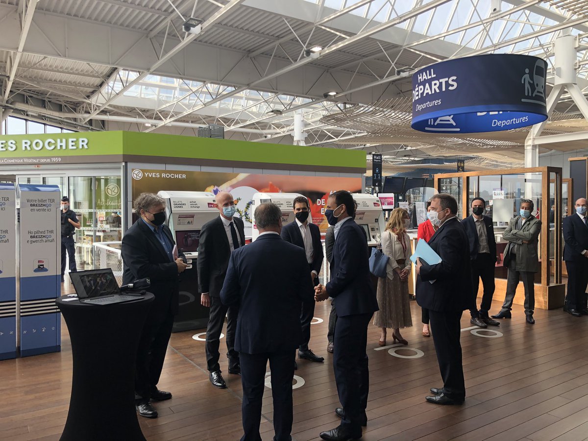 FastPointFrance's tweet image. Démonstration des services Fastpoint en gare de Rennes, en présence de @cedric_o .
Merci @orange @SNCF_Digital @nokia  pour cette invitation