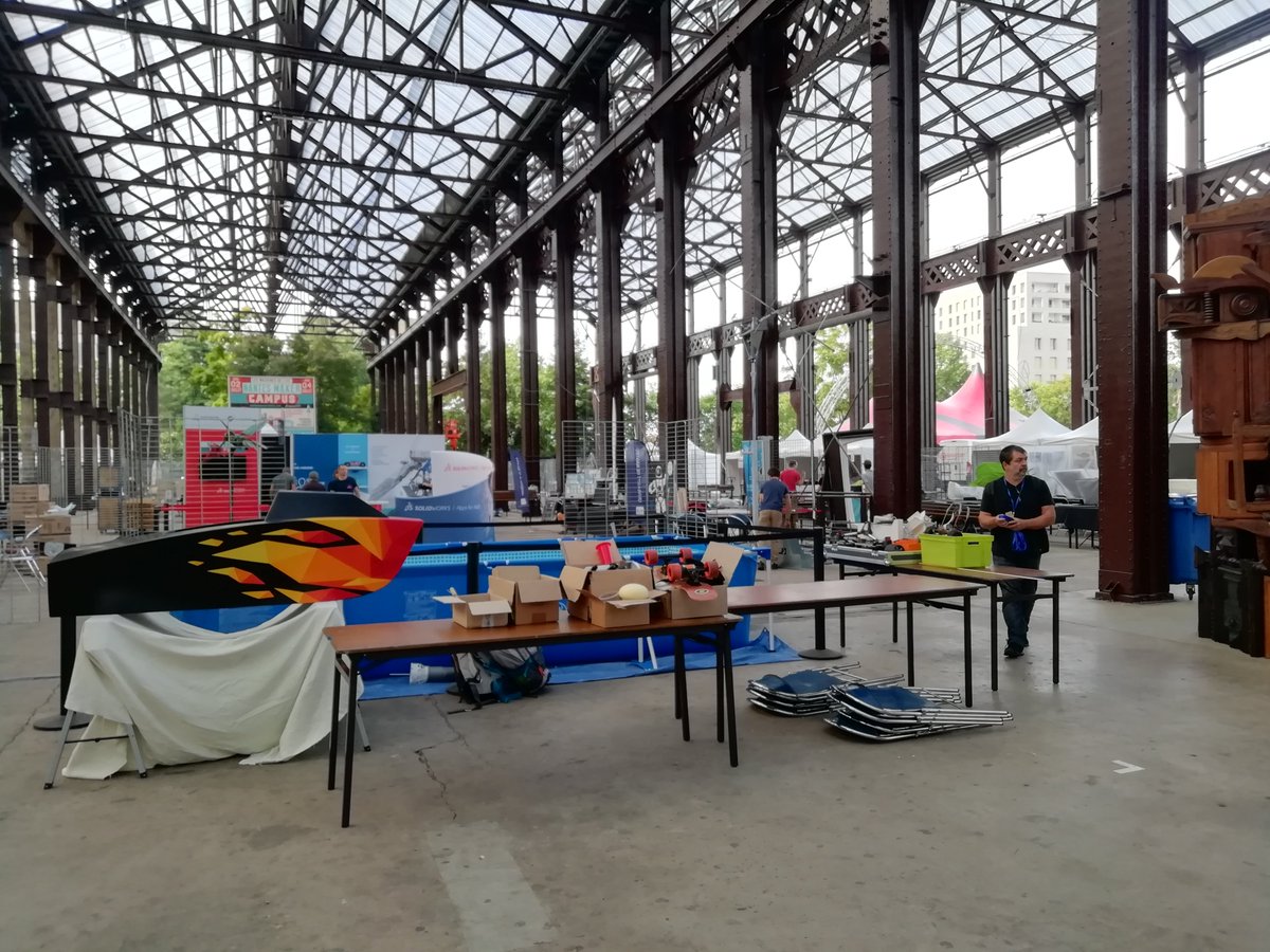 Le stand de la confrérie est en place. Toute la famille de robots est en chargement des batteries dans l'attente des visiteurs en début d'après midi. Cette édition va être magnifique car elle va accueillir plus d'exposants que d'habitude.