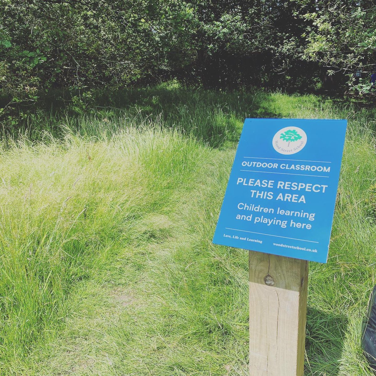 WSInfants's tweet image. A massive thank you to all of Year 1 for their hard work to get these fantastic signs installed at base camp. A massive thank you also to Ali Johnson, Wood Street Village Association and money provided by  Keith  Witham from @surreycountycouncil . @ecoschools_england #litter