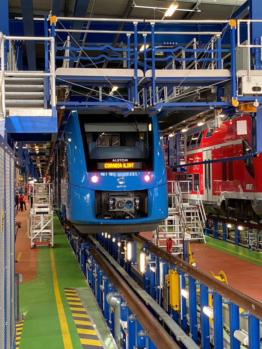 Unser <a href="/Alstom/">Alstom</a> iLint ist heute zu Besuch bei der @DB Regio und <a href="/RMVdialog/">RMV Dialog</a>. Ab Ende 2022 werden dort 27 Züge des emissionsfreien Coradia iLINT gewartet und instandgehalten. Unser Wasserstoffzug steht für #nachhaltige und #innovative Zukunft im öffentlichen Verkehr. #MovingTogether